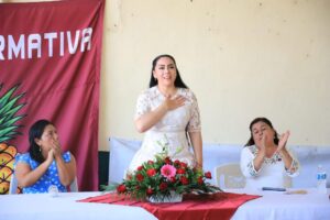 Anabet Franco Carrizales se reúne con mujeres en San Lucas