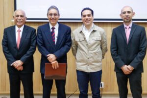 Rogelio Zarazúa expone en la UNAM modelo multianual aplicado en Michoacán para acelerar obra pública.